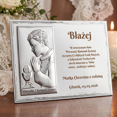 Obrazek na I Komunię Św. Chłopiec na białym drewnie z grawerem